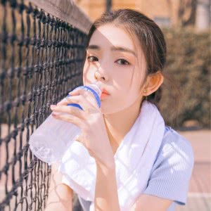 单张喝水清纯女生头像分享