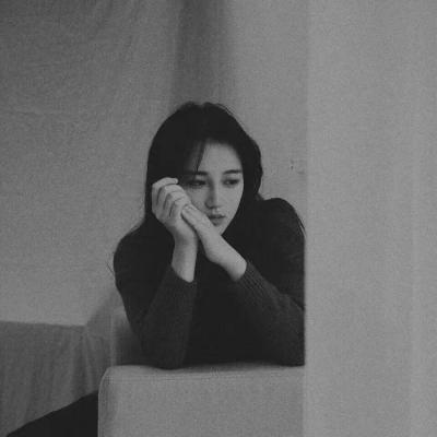 17张高清黑白高冷女生QQ头像 自带悲伤氛围感