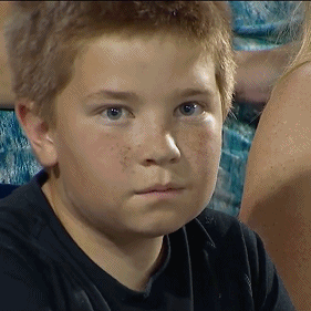 NCAA棒球赛场的超会抢镜小男孩表情包火了