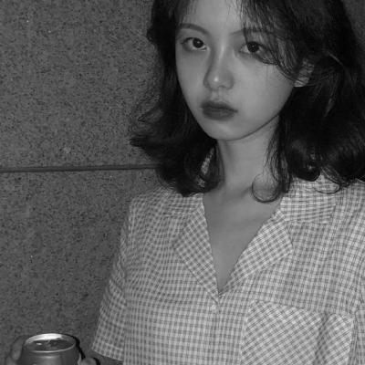 18张简约大方黑白女生微信头像 高清耐看款