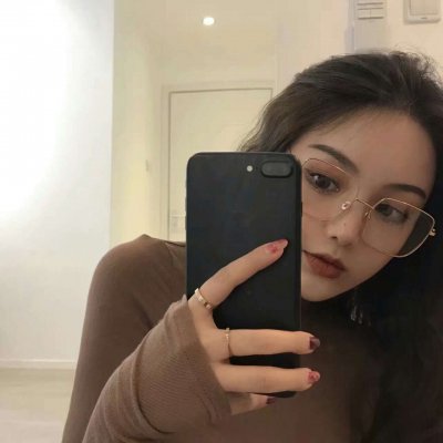 13张霸气高冷女头看手机 高清好看的女生拿手机头像合集