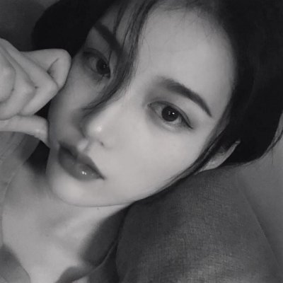 10张高清高冷孤艳黑白女生头像 适合当微信头像