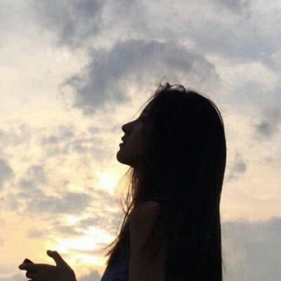 13张女生仰望天空的高清唯美头像 氛围感拉满