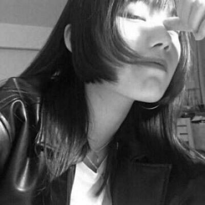 16张高清黑白冷淡风女生伤感头像