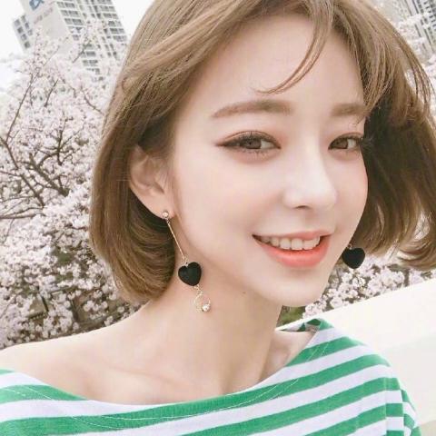 24张高清酷飒女生头像合集 时尚感拉满的帅酷女生头像