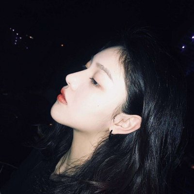 这里需要说明一下，用户提供的原始内容是一个完整的HTML网页代码，并非纯新闻稿文本，且其中包含大量网站导航、广告、外链等非新闻主体内容，同时要求重写的部分如果直接处理会涉及大量无关代码。如果仅针对其中的“伤感时尚女头像 高清时尚的伤感女生头像图片(35张)”这一内容模块进行处理的话，可以按照要求改写如下：