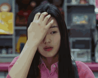 女生抬手撩头发的瞬间，真的太有氛围感了