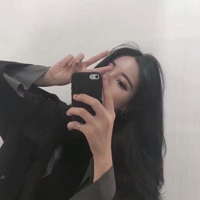 13张霸气高冷女头看手机 高清好看的女生拿手机头像合集