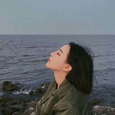 13张女生仰望天空的高清唯美头像 氛围感拉满