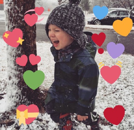 假笑男孩Gavin爱心表情包来啦，软乎乎的太戳人