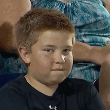 NCAA棒球赛场的超会抢镜小男孩表情包火了