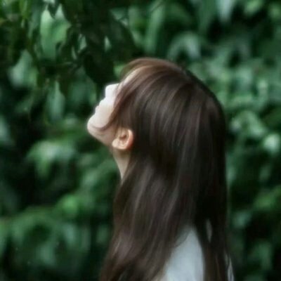 13张女生仰望天空的高清唯美头像 氛围感拉满
