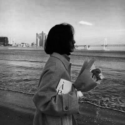 28张霸气又带点伤感的黑白女生头像 高清好看