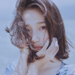 单张伤感女生头像：风吹乱头发的氛围感瞬间