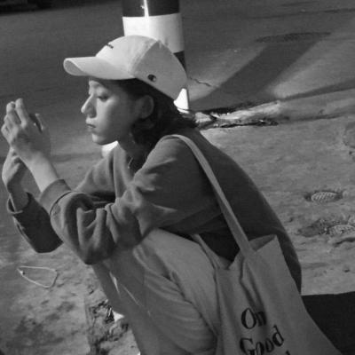 12张高清霸气冷酷黑白女生头像 适合当QQ头像用