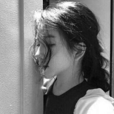 16张高清黑白冷淡风女生伤感头像