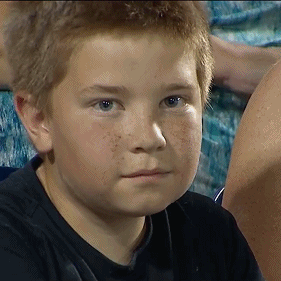 NCAA棒球赛场的超会抢镜小男孩表情包火了