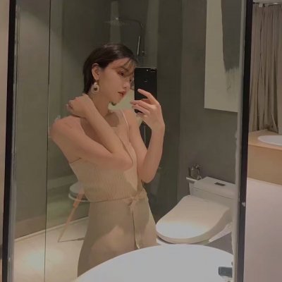 13张霸气高冷女头看手机 高清好看的女生拿手机头像合集