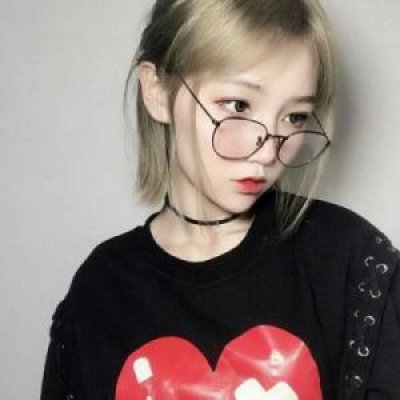 女生戴圆框透明眼镜的高冷霸气头像 8张高清图来啦
