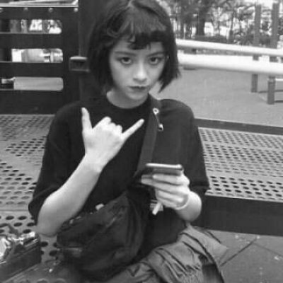 16张高清黑白冷淡风女生伤感头像