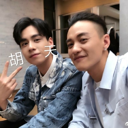 谁懂啊！这套沙雕又魔幻的表情包太绝了