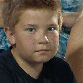 NCAA棒球赛场的超会抢镜小男孩表情包火了