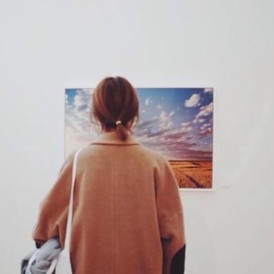 21张高清长发女生背影微信头像 氛围感拉满