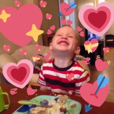 假笑男孩Gavin爱心表情包来啦，软乎乎的太戳人