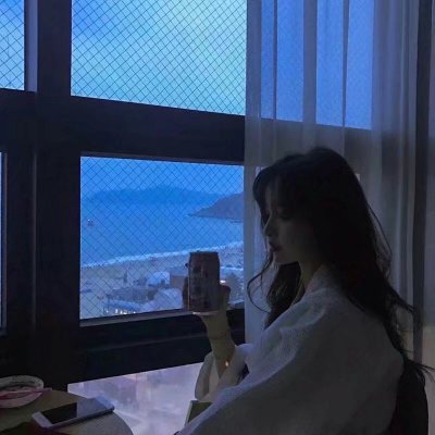 12张蓝色忧郁风女生头像 高清适配低落伤心情绪的头像素材
