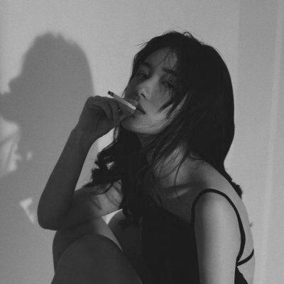 19张高清黑白丧系真人女生头像合集