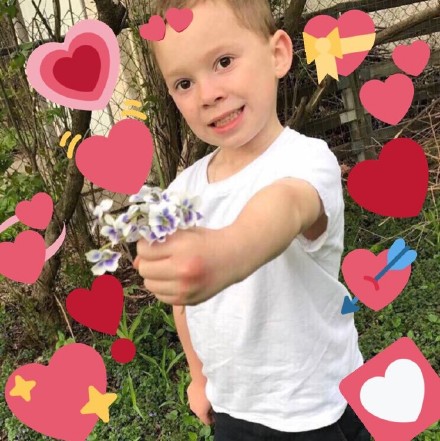 假笑男孩Gavin爱心表情包来啦，软乎乎的太戳人