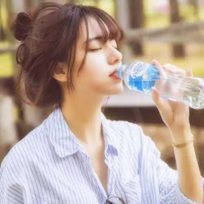 18张高清真实美女生活照 适合当微信头像的漂亮女生图