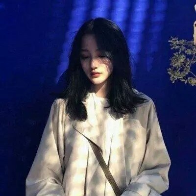 12张蓝色忧郁风女生头像 高清适配低落伤心情绪的头像素材