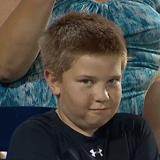 NCAA棒球赛场的超会抢镜小男孩表情包火了