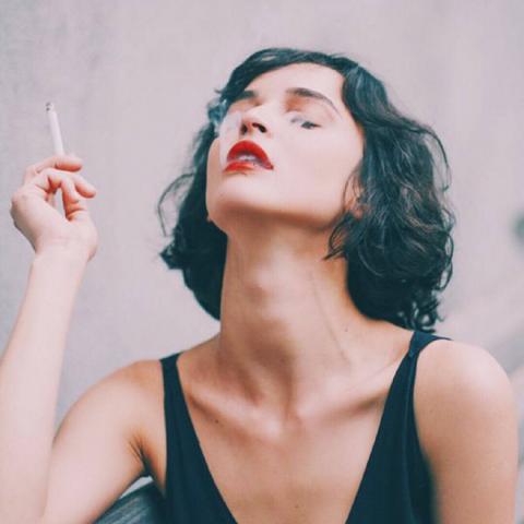 女生霸气抽烟头像合集 21张高清好看的头像素材