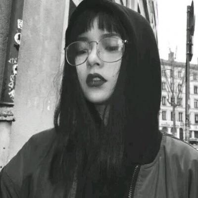 12张高清霸气冷酷黑白女生头像 适合当QQ头像用