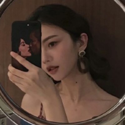 13张霸气高冷女头看手机 高清好看的女生拿手机头像合集