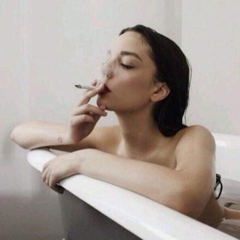 女生霸气抽烟头像合集 21张高清好看的头像素材