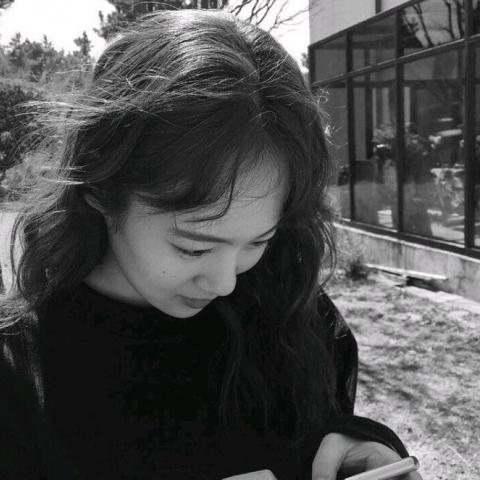 24张高清伤感意境黑白女生头像 氛围感拉满