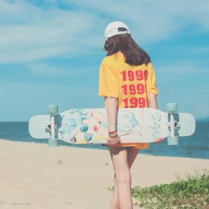 滑板少女背影头像，单张可用的头像素材