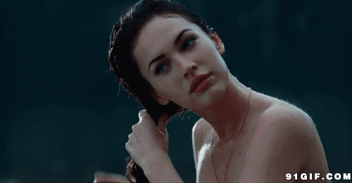 女生抬手撩头发的瞬间，真的太有氛围感了