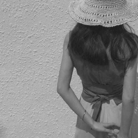 24张高清伤感意境黑白女生头像 氛围感拉满