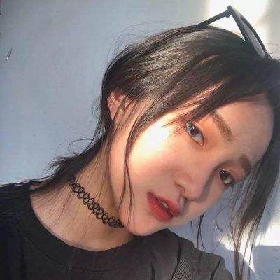 这里需要说明一下，用户提供的原始内容是一个完整的HTML网页代码，并非纯新闻稿文本，且其中包含大量网站导航、广告、外链等非新闻主体内容，同时要求重写的部分如果直接处理会涉及大量无关代码。如果仅针对其中的“伤感时尚女头像 高清时尚的伤感女生头像图片(35张)”这一内容模块进行处理的话，可以按照要求改写如下：