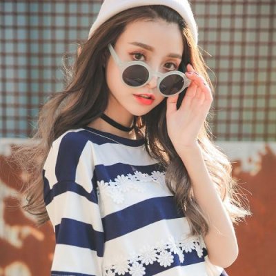 女生戴圆框透明眼镜的高冷霸气头像 8张高清图来啦