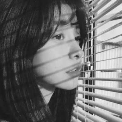 12张高清伤感高冷黑白女生头像合集