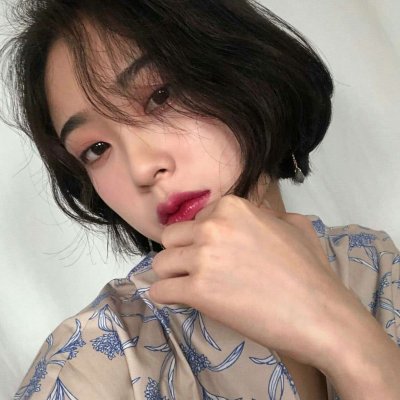 24张高清高冷霸气短发女生头像合集