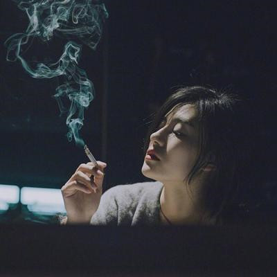 社会姐吸烟头像合集！12张霸气冷酷女生抽烟头像免费领
