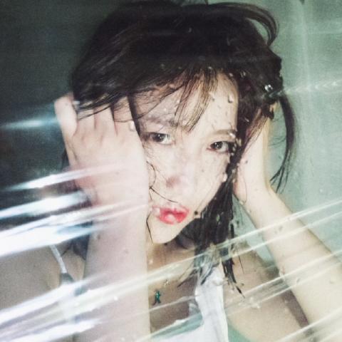 24张高清酷飒女生头像合集 时尚感拉满的帅酷女生头像