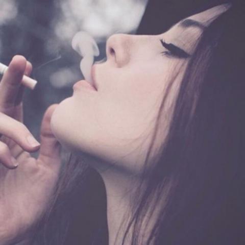 女生霸气抽烟头像合集 21张高清好看的头像素材