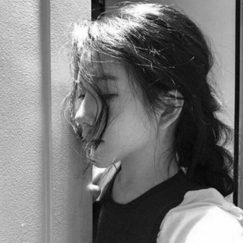 24张高冷伤感黑白女生头像 高清冷酷忧伤款合集